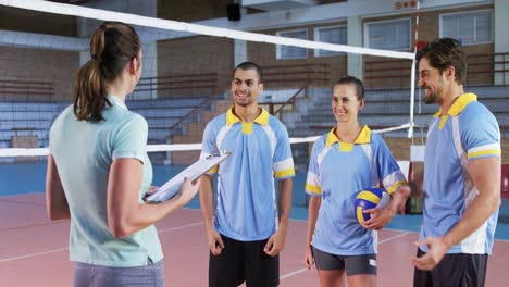 entrenadora y jugadora aplaudiendo después de la victoria 4k