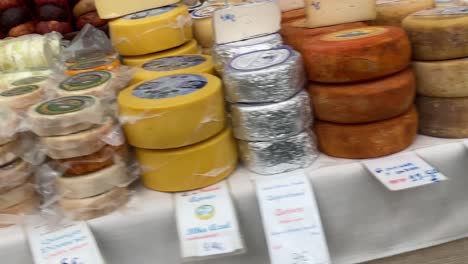 Muchos-Tipos-Diferentes-De-Queso-En-El-Mercado