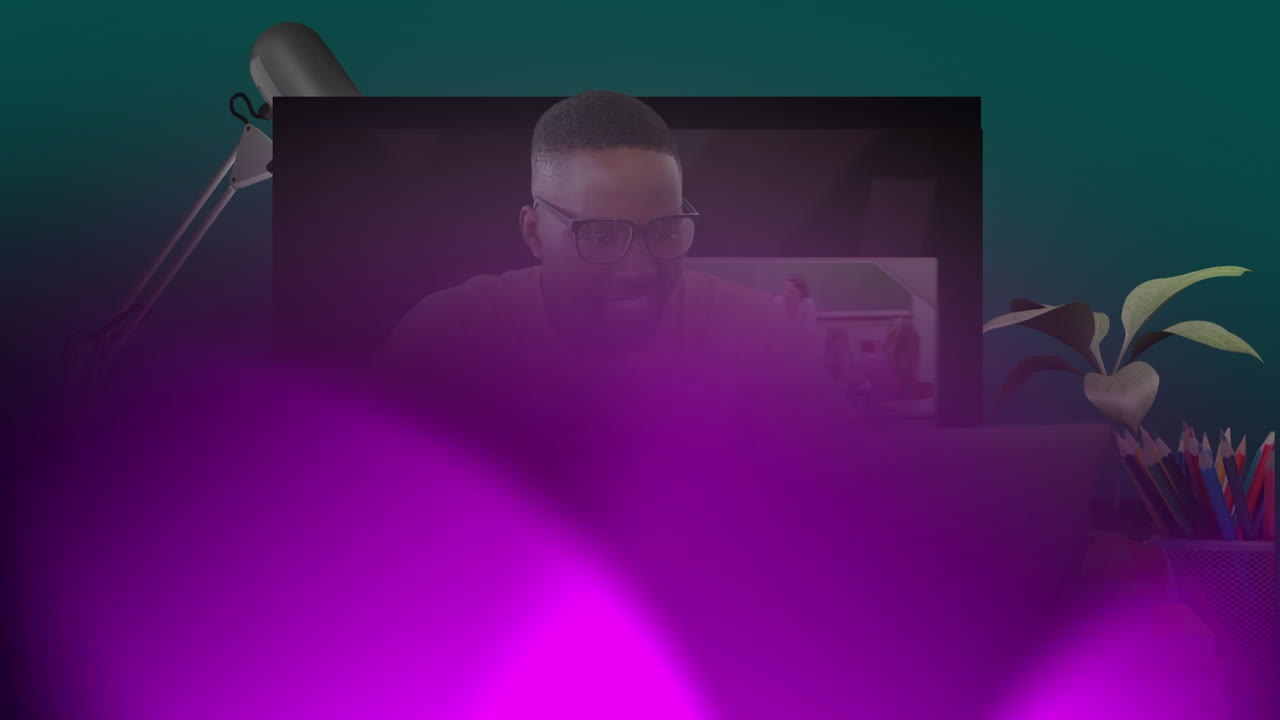 Animazione di un uomo afroamericano felice con un portatile coperto da una forma viola