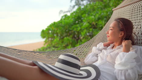 Schöne-Frau,-Die-Sich-In-Schwingender-Hängematte-Am-Tropischen-Strand-Slomo-Entspannt