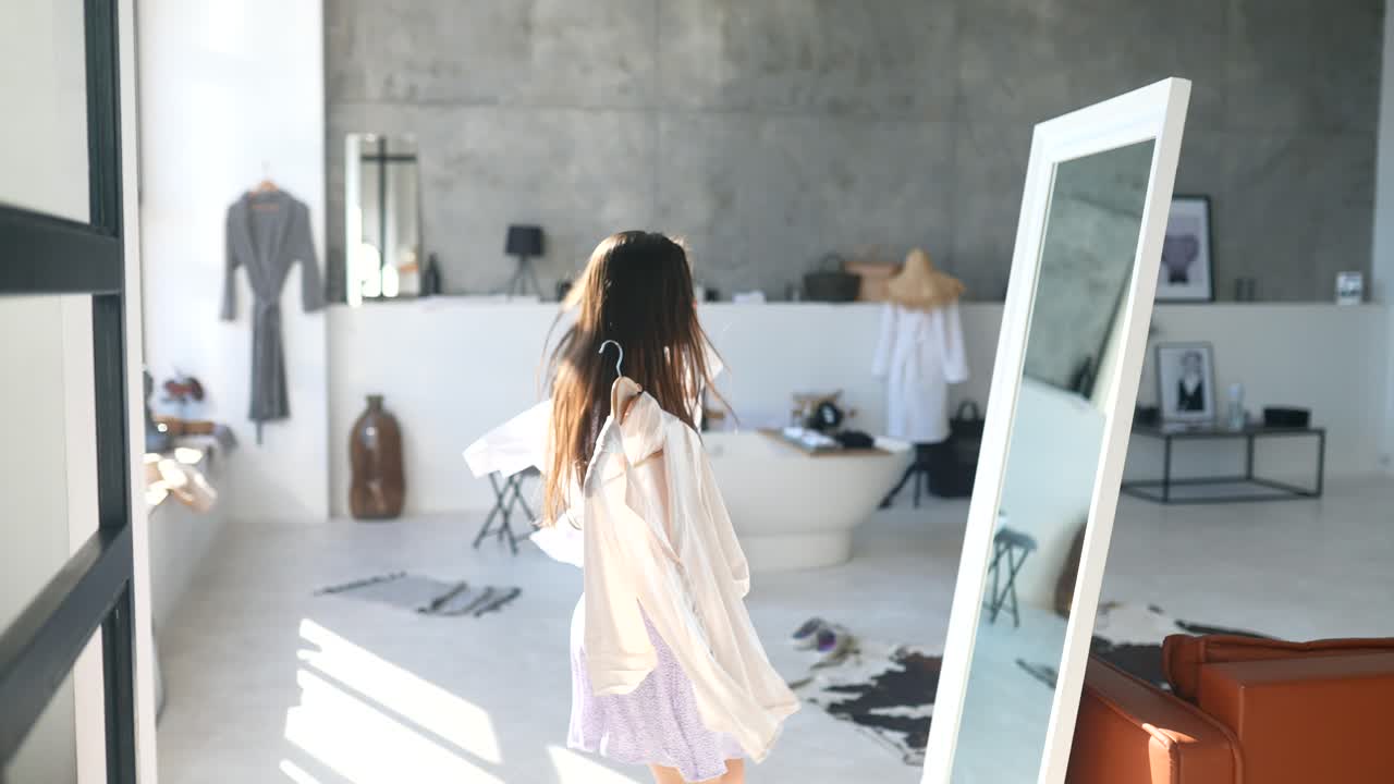 현대 의상실 에서 옷 을 입고 있는 여자