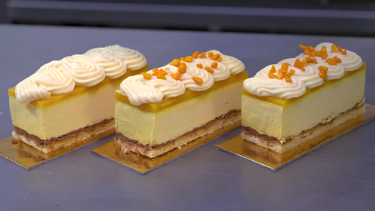 vertiendo crema encima de los pasteles