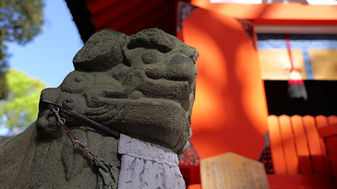 En detaljerad närbild av ett väderbitet skyddslejon i sten, känt som Komainu, som skyddar ingången till Sumiyoshi Taisha-helgedomen i Osaka, Japan, Asien