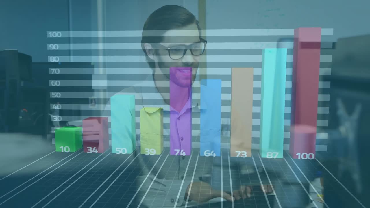 animación del procesamiento de datos financieros sobre el empresario que trabaja en la oficina