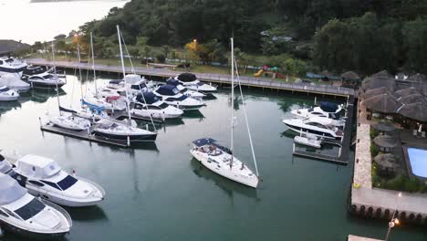 maniobra de velero en un puerto deportivo al atardecer