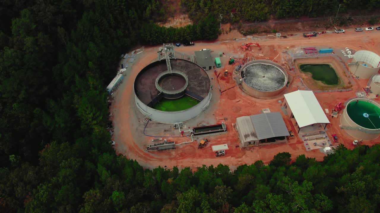 자연의 중심에 있는 폐수 처리 공장의 탐험  ⁇