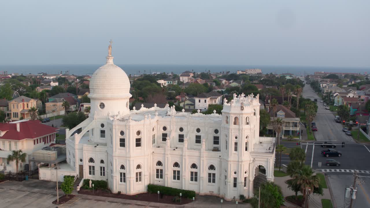vista de drones de la iglesia católica del sagrado corazón y sus alrededores en galveston, texas