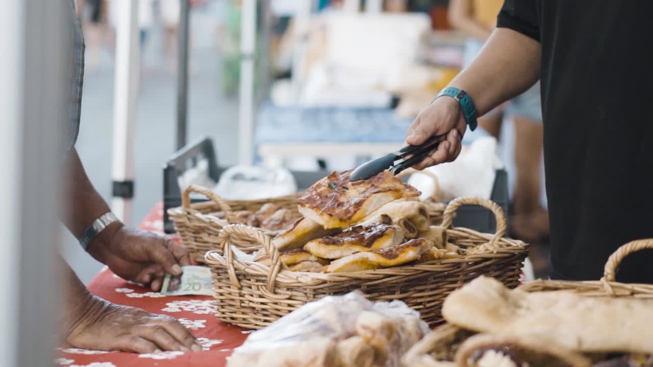 bollos caseros en el mercado de punanga nui en la ciudad de avarua, islas cook
