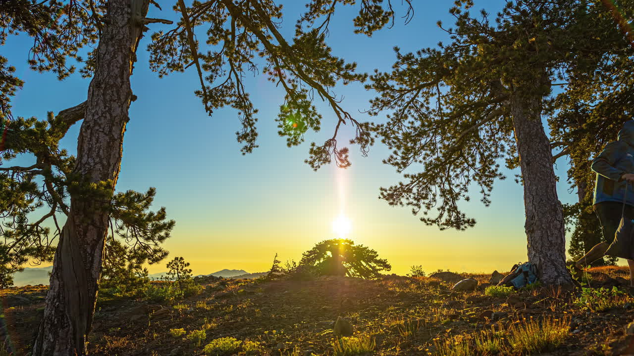 해가 지는 동안 아름다운 장소에서 해마크를 세우는 여행자의 실루 ⁇ , 타임  ⁇ 스