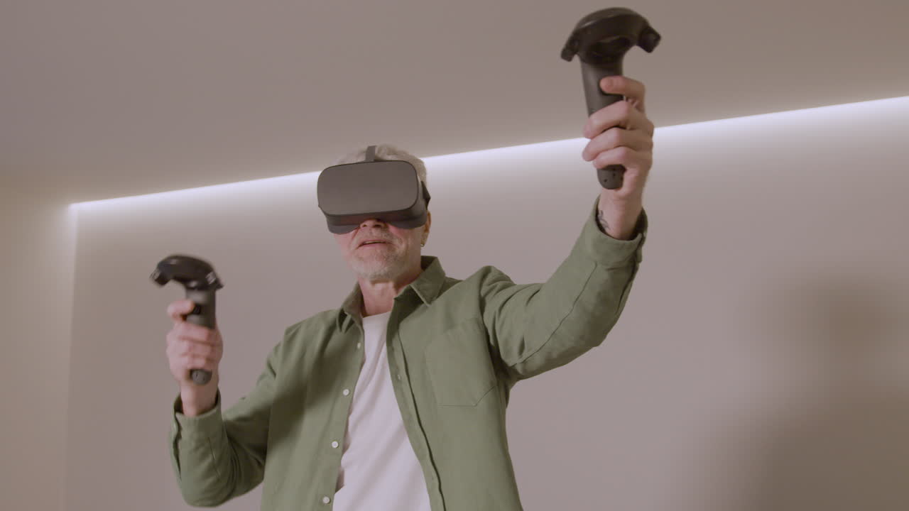 가상 현실 고글 헤드셋으로 집에서 노는 노인