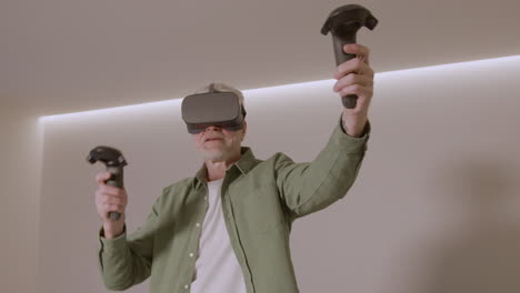 älterer-Mann,-Der-Zu-Hause-Mit-Virtual-reality-brillen-headset-Spielt