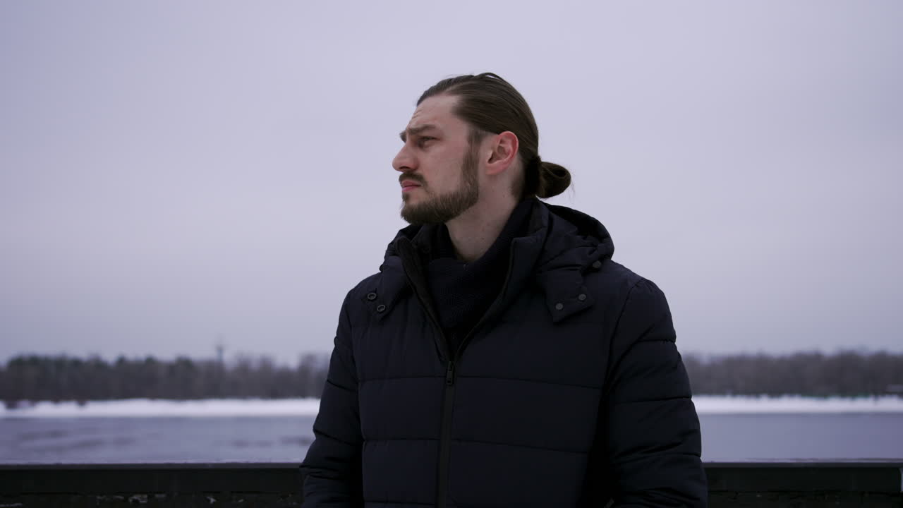 Человек, стоящий на открытом воздухе