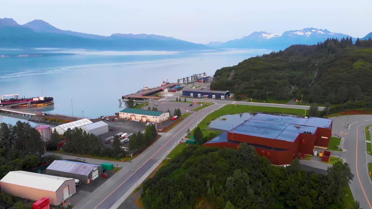 video de drones de 4k del puerto de cruceros de valdez-whitter en el puerto de botes en valdez, ak durante el día soleado de verano
