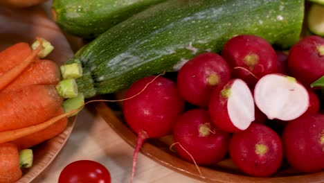una variedad vibrante de verduras frescas dispuestas en una superficie de madera, mostrando sus colores y texturas naturales
