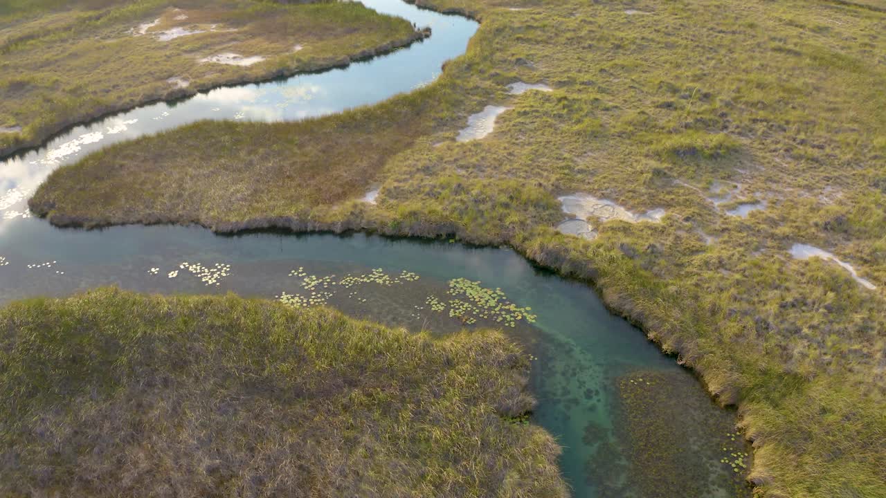 Vista de drone do Rio Mezquites no deserto mexicano de Cuatro Ciénegas em Coahuila. Área protegida RAMSAR. Céu refletido em um rio