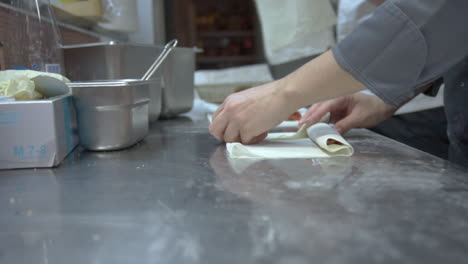 Plano-Medio-De-Cocineros-Rodando-Rollitos-De-Primavera