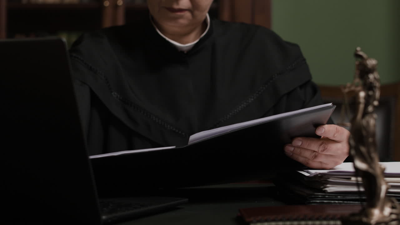 법적 문서를 검토하는 판사