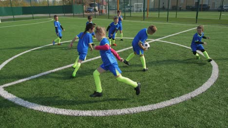 jóvenes futbolistas activos que juegan durante el calentamiento