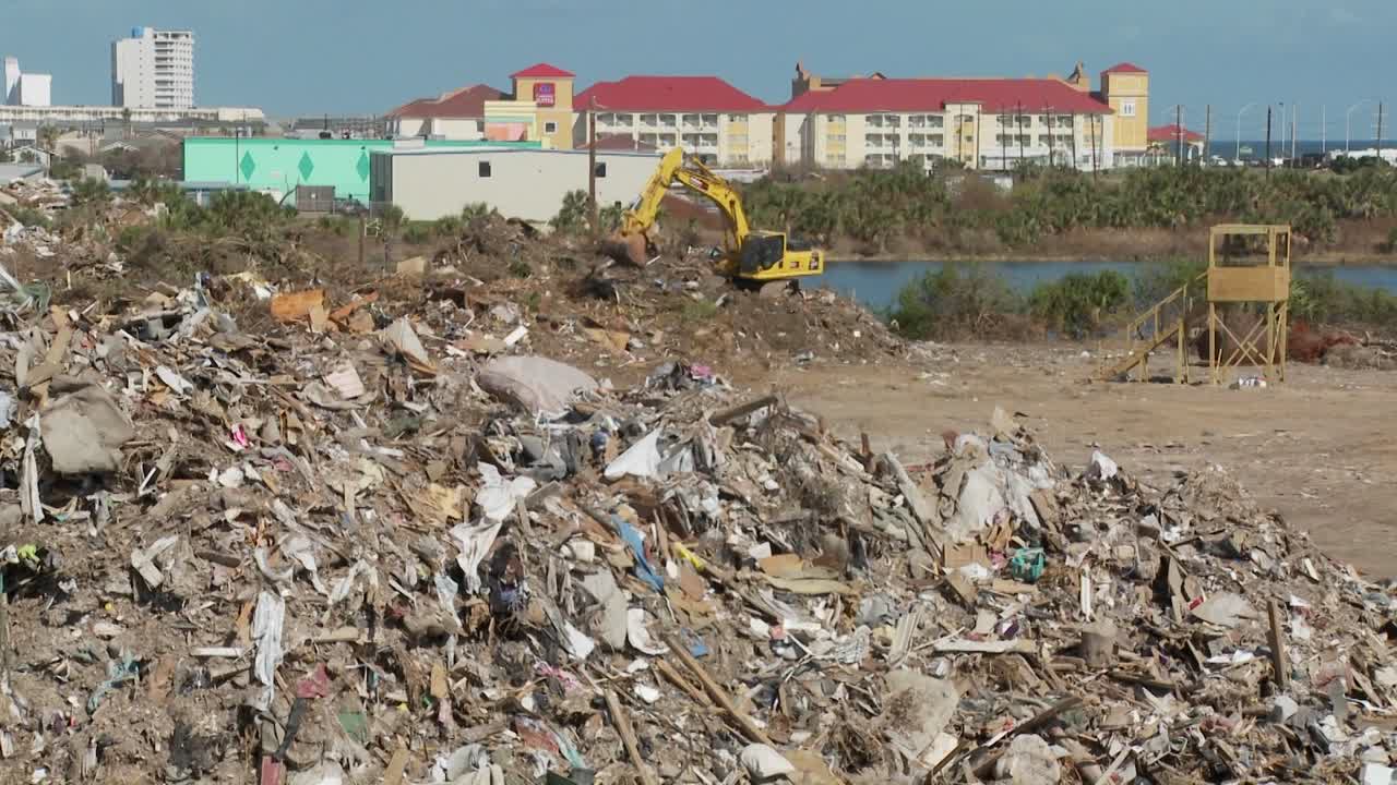 basura se amontona tras la devastación del huracán ike en galveston, texas 2