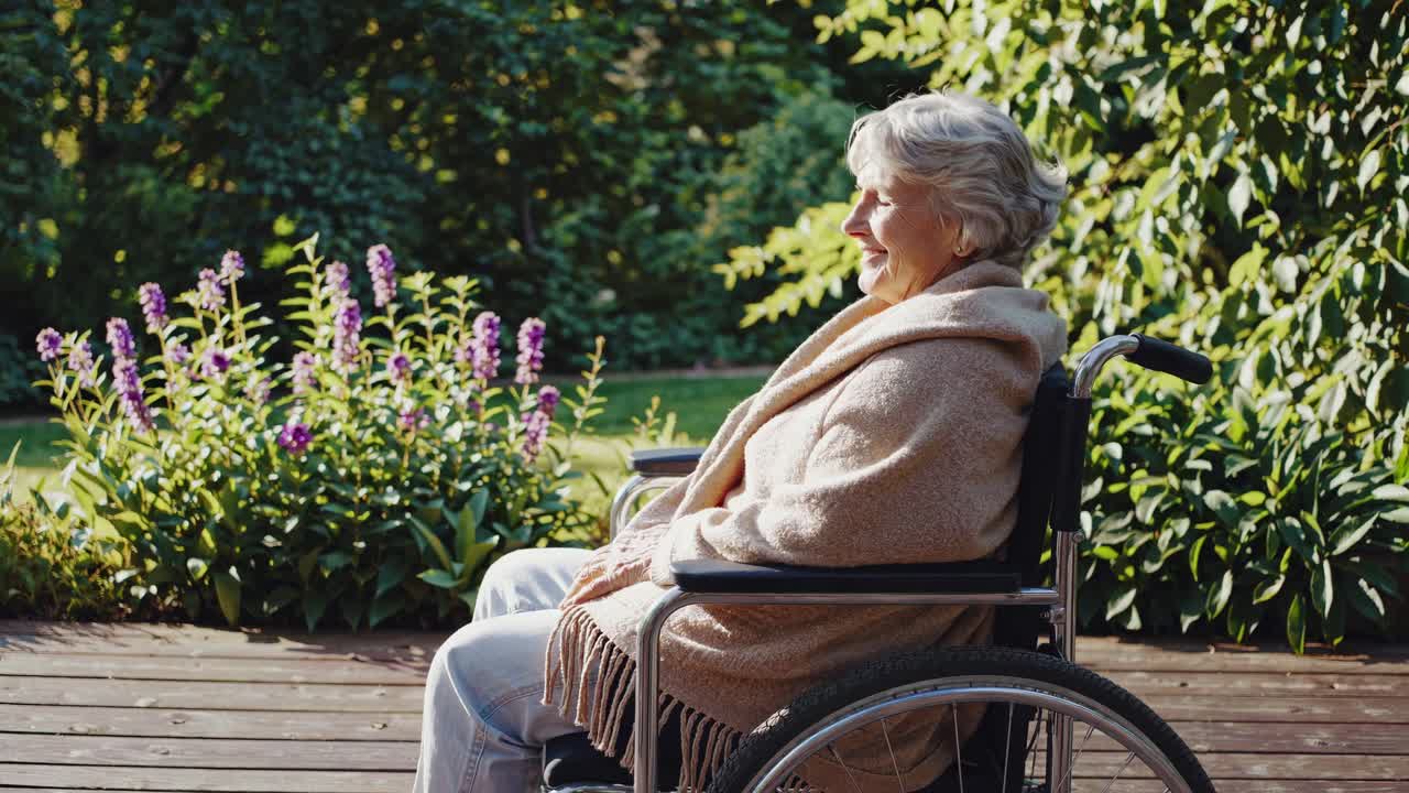 mujer mayor en silla de ruedas relajándose en el jardín