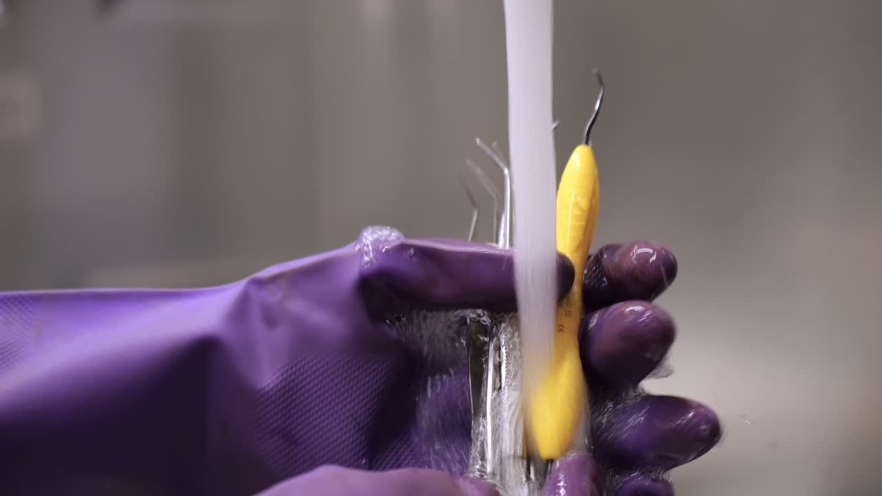 limpieza del equipo de ortodoncia en la clínica odontológica