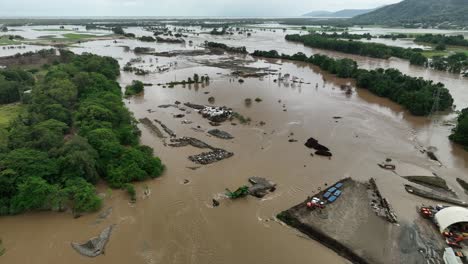 サイクロン・ジャスパー (jasper) の影響でバロン川 (barron river) 沿いの土地が大洪水に遭った