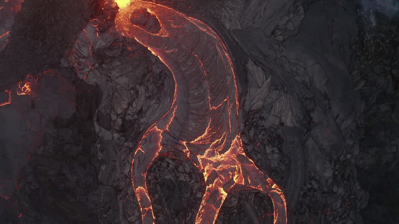 Lava infuocata che scorre dal cratere di un vulcano in eruzione