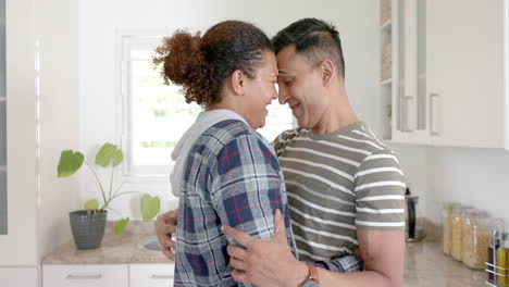 Feliz-Pareja-Gay-Diversa-Abrazándose-Y-Bailando-Lentamente-En-La-Cocina,-Cámara-Lenta