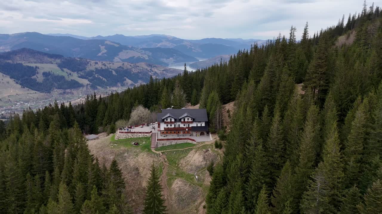 fantanele cabane en la montaña ceahlau de rumania filmado por un avión no tripulado