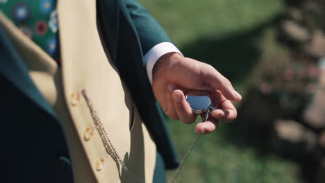 Hombre-Con-Reloj-De-Bolsillo-Y-Chaleco-Elegante