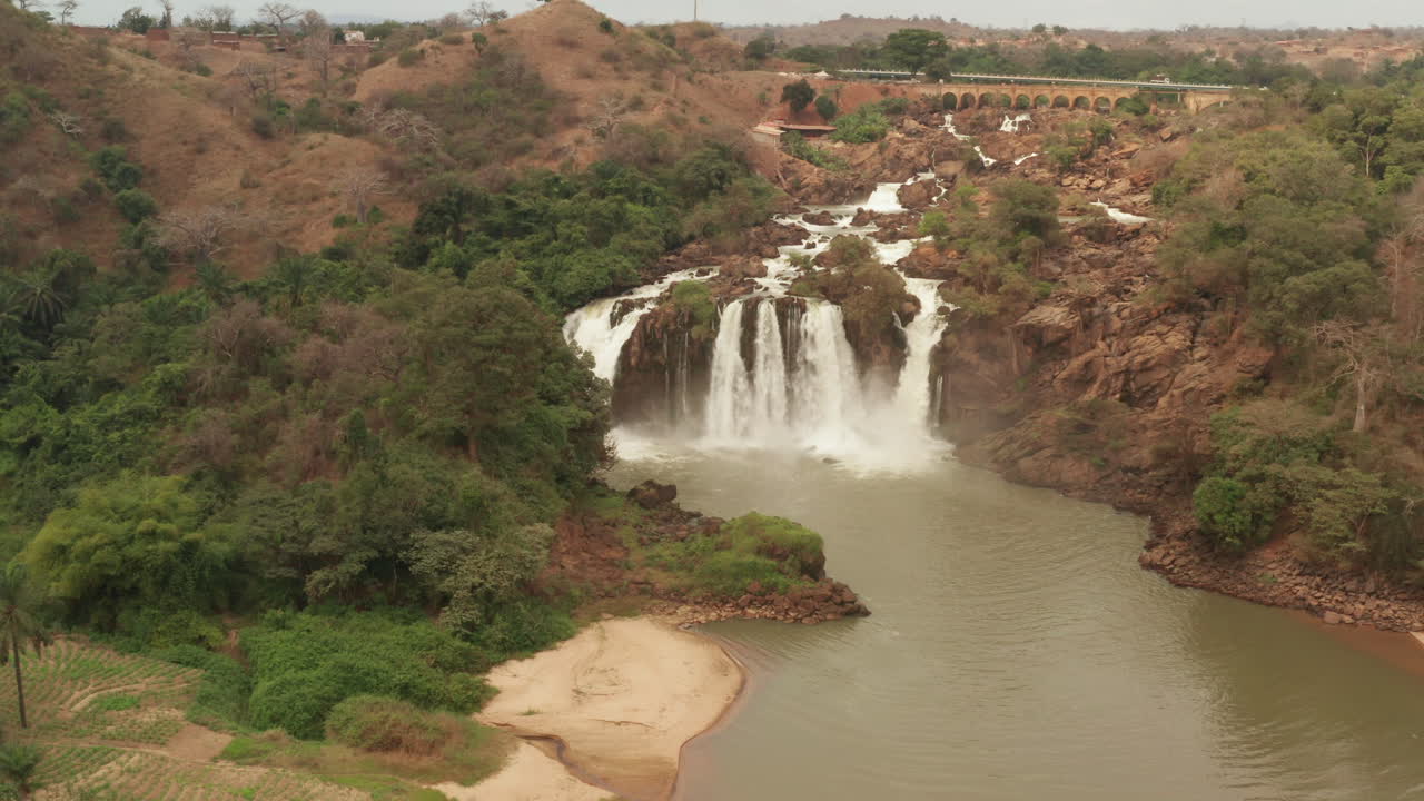 volando sobre una cascada en kwanza sul, binga, angola en el continente africano 12