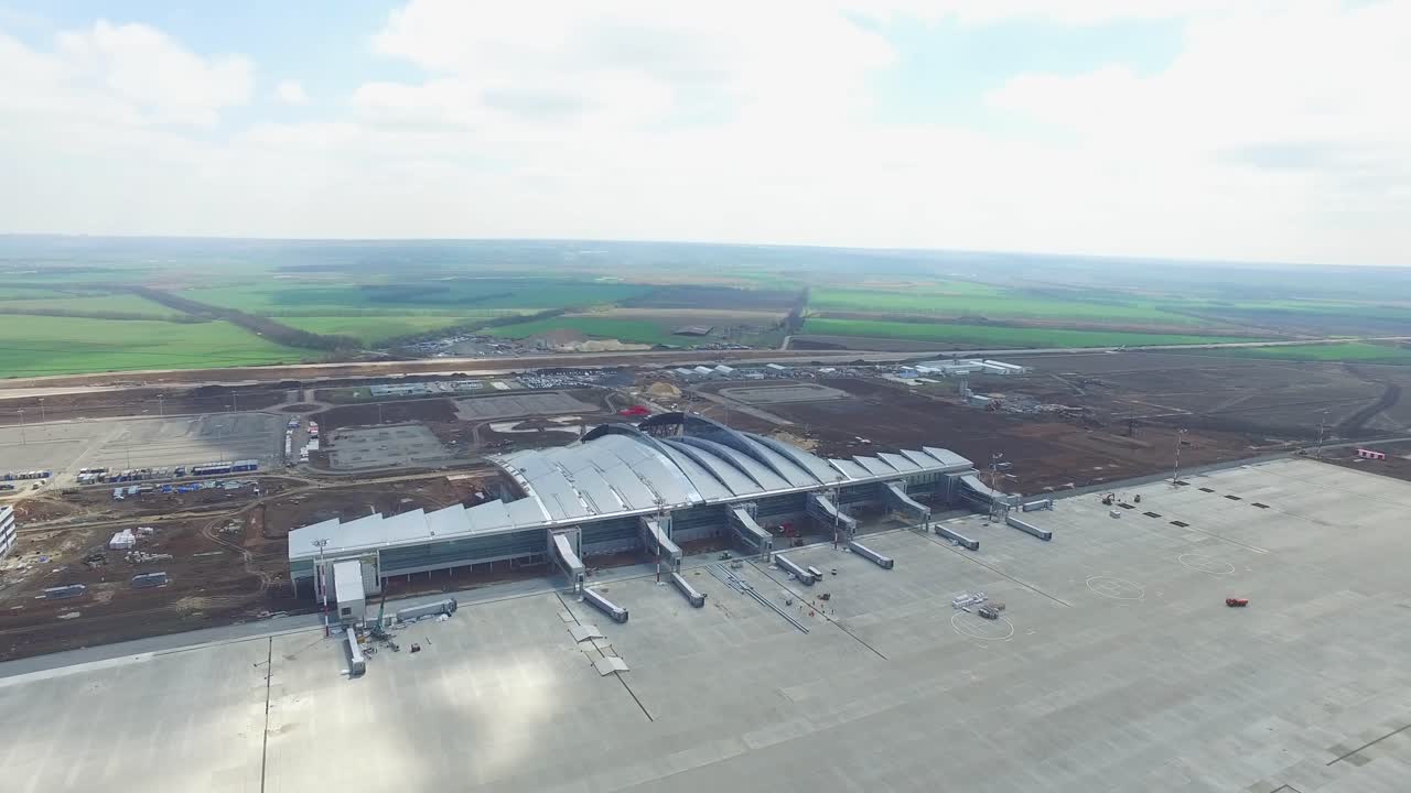 vista aérea de un nuevo aeropuerto en construcción