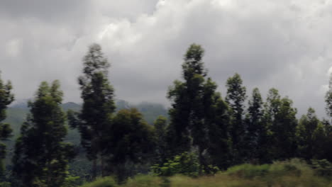 paisaje de paso mientras se conduce por la autopista española