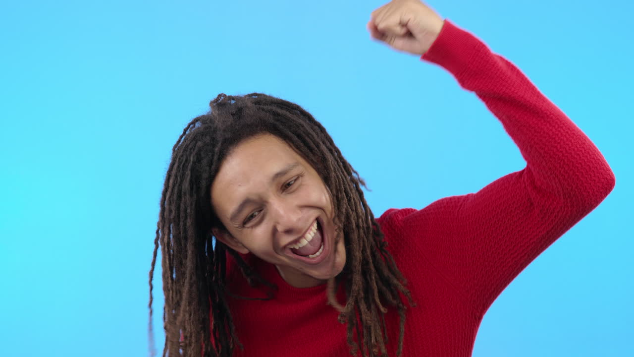 feliz, puño y el hombre aplaudiendo