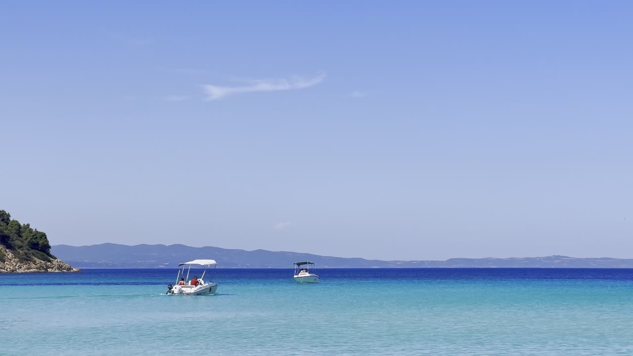 그리스 할키디키 반도의 청정 파란 발 해변