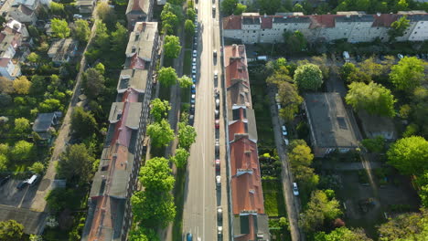 Conducción-De-Automóviles-En-Una-Calle-Vacía-De-Tadeusza-Kosciuszki-Con-Edificios-De-La-Ciudad-Bajo-El-Sol-En-Gdansk,-Polonia