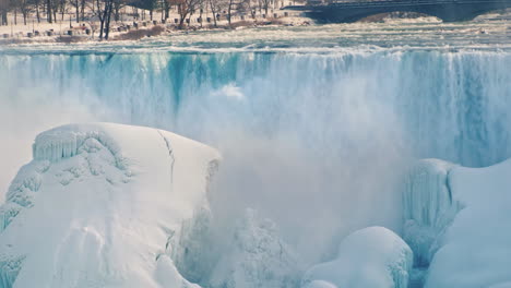 Winter-At-Niagara-Falls-Frozen-With-Ice-And-Snow-02