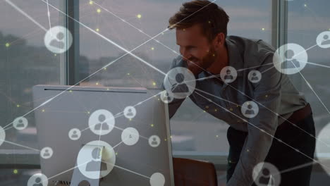 animación de iconos de perfil que se conectan con líneas sobre empresario caucásico barbudo usando computadora