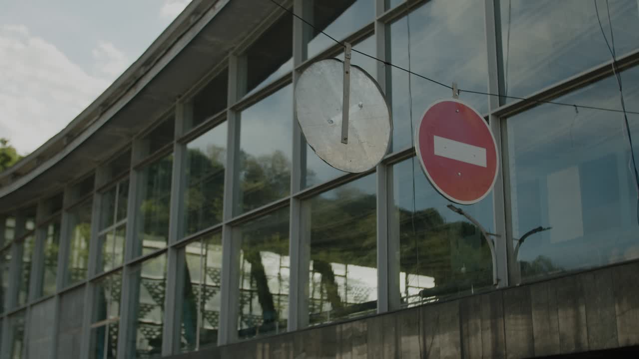 거리에서 금지된 은 도로 표지판: 도로에서 달리는 동안 도로 표시판을 만지는 점프하는 남자.