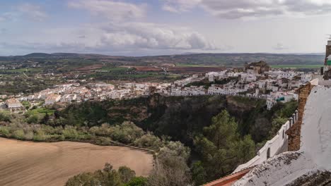 Hermoso-Lapso-De-Tiempo-Sobre-El-Campo-Y-El-Pueblo-Español-Típico-De-La-Casa-Blanca