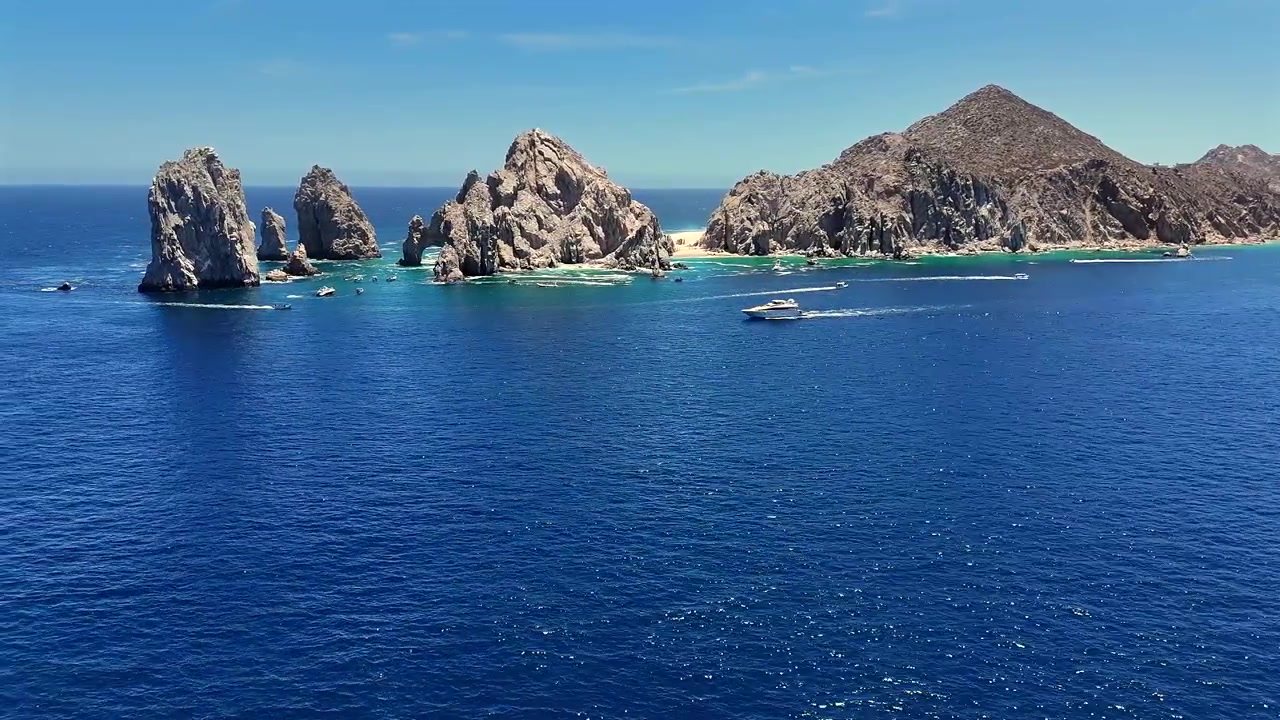 Drone mengikuti kapal pesiar menuju El Arco de Cabo San Lucas, menyingkap formasi batu ikonik di Land’s End