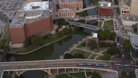 Drone-shot-of-the-Buffalo-Bayou-that-runs-through-downtown-Houston,-Texas