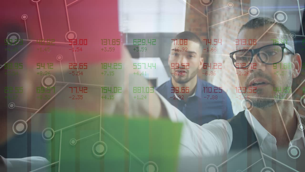 animación del procesamiento de datos financieros sobre diversas personas de negocios que trabajan en la oficina