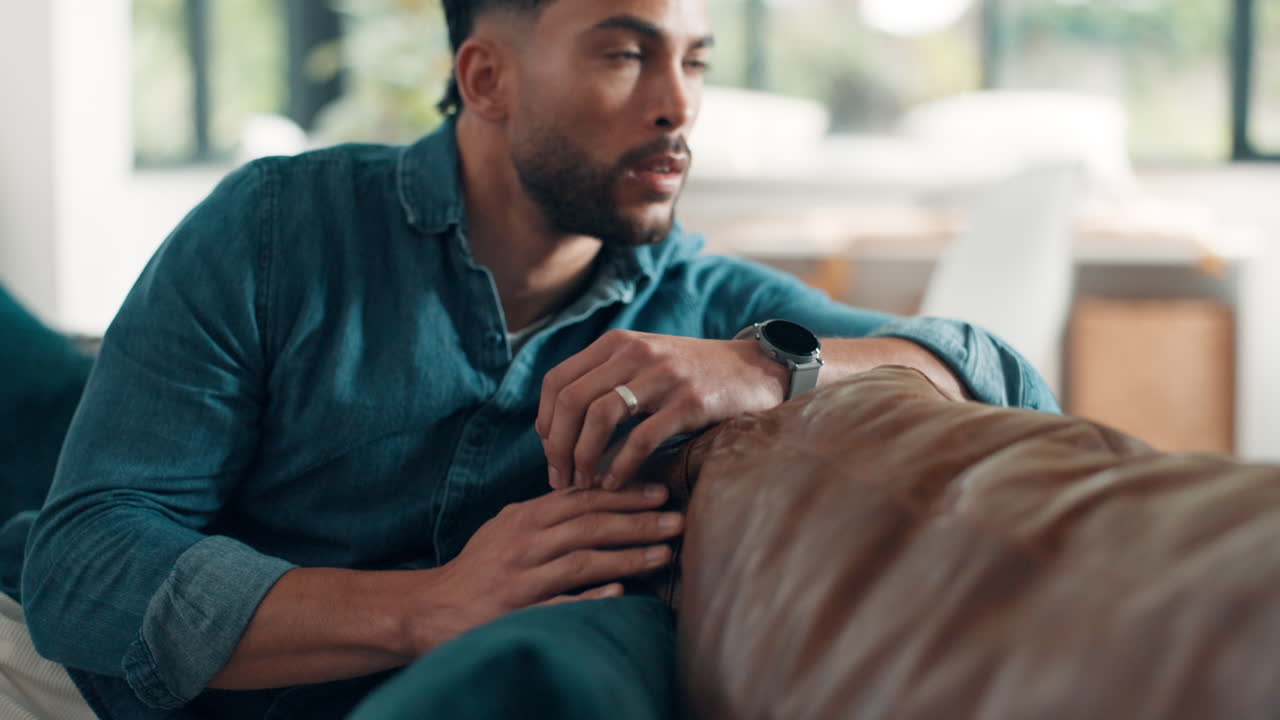 un hombre profundamente pensativo