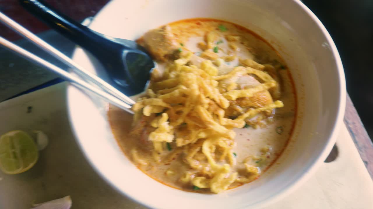 태국 의 식당 에서 카오 소이 라고 불리는 전통적인 태국 음식 요리 의 4k 영화 요리 영상