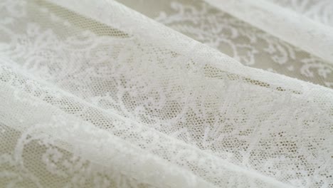 encaje blanco de primer plano. coser un vestido de novia. guipure ligero. sastrería hecha a mano, concepto de ropa profesional. fondo abstracto
