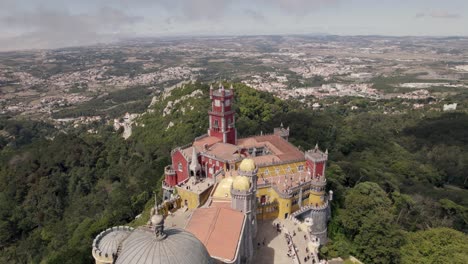 Palacio-Nacional-De-La-Colina-De-Pena,-Joya-Histórica-De-Sintra,-Portugal