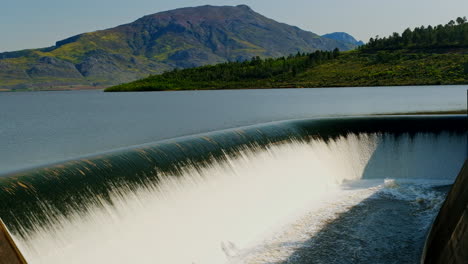 Agua-En-Cascada-En-El-Aliviadero-De-La-Presa-Del-Embalse-De-Theewaterskloof,-Inundaciones-En-Western-Cape