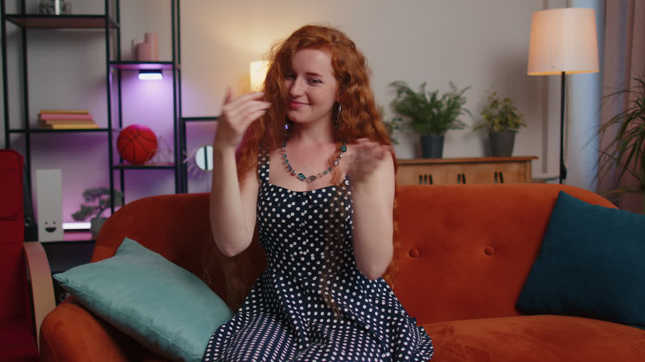 chica rica feliz mostrando desperdiciar o lanzar dinero alrededor de gesto de la mano, gran beneficio ganar lotería, compartir