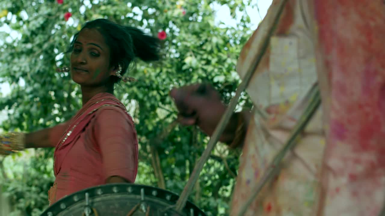 la gente de rajasthan celebra el festival de los colores holi en la india